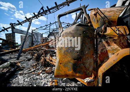 Non esclusiva: HULIAIPOLE, UCRAINA - 20 MAGGIO 2022 - un'impresa agricola mostra danni causati da shelling russo, Huliaipole, Zaporizhzhia Regio Foto Stock