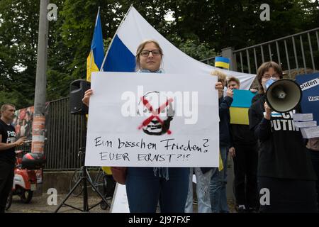 Berlino, Germania. 21st maggio 2022. I manifestanti pro-Ucraina si sono riuniti all'ingresso posteriore dell'Università Humboldt di Berlino il 21 maggio 2022, per protestare contro un congresso che si stava svolgendo lì. Prima dell'inizio dell'evento, diversi politici hanno criticato duramente l'evento. Il nome del congresso era: Vivere senza NATO - idee per la pace. (Credit Image: © Michael Kuenne/PRESSCOV via ZUMA Press Wire) Foto Stock