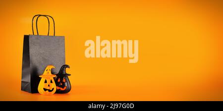 banner largo, halloween felice su sfondo arancione. Simbolo dell'offerta speciale. Concetto di celebrazione. Segno di prezzo dell'offerta di sconto Foto Stock