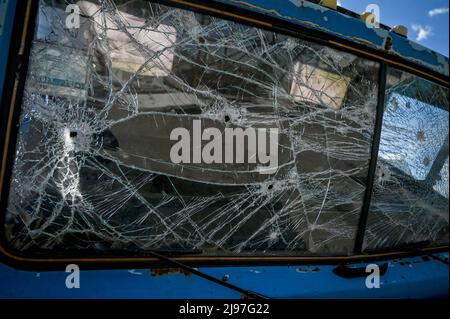 Non esclusiva: HULIAIPOLE, UCRAINA - 20 MAGGIO 2022 - il parabrezza danneggiato di un camion è visto nei locali di un'impresa agricola affetta b Foto Stock