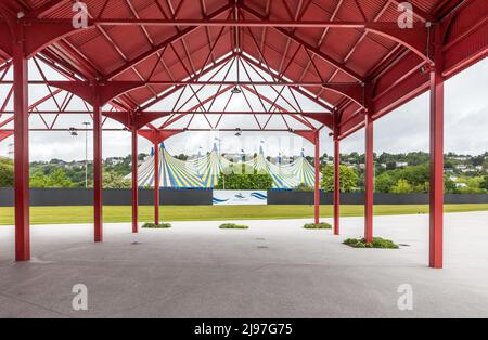 The Marina, Cork, Irlanda. 21st maggio 2022. La grande tenda per concerti di Live at the Marquee è ora eretta. La serie di concerti inizia il 27th maggio con le Coronas e si conclude fino alla fine di giugno. - Credit; David Creedon / Alamy Live News Foto Stock