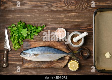 Sgombro di cavallo fresco con coda gialla pronto per la cottura con ingredienti, vista dall'alto Foto Stock