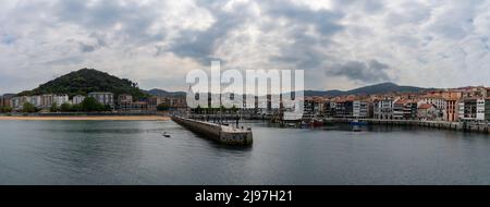 Lekeitio, Spagna - 4 maggio 2022: Vista panoramica del porto e villaggio di pescatori di Lekeitio sulla costa dei Paesi Baschi spagnoli Foto Stock