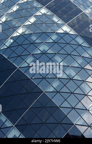 30 Saint Mary Ax, nota in modo informale come Gherkin, è un grattacielo commerciale nella City of London, il principale quartiere finanziario di Londra. Il piano 41 Foto Stock