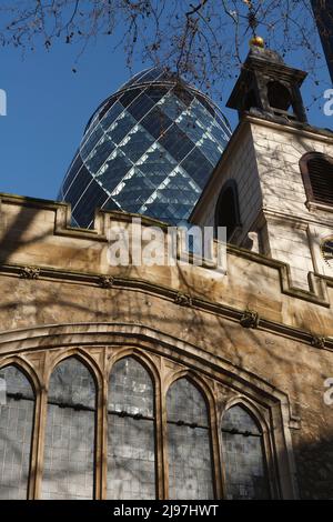 30 Saint Mary Ax, nota in modo informale come Gherkin, è un grattacielo commerciale nella City of London, il principale quartiere finanziario di Londra. Il piano 41 Foto Stock