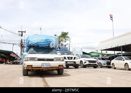 Chanthaburi, Tailandia. 21st maggio 2022. Le auto personali e i camion del carico aspettano e passano attraverso il checkpoint di frontiera tailandese-cambogiano. Credit: Pacific Press Media Production Corp./Alamy Live News Foto Stock