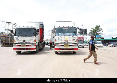 Chanthaburi, Tailandia. 21st maggio 2022. Le auto personali e i camion del carico aspettano e passano attraverso il checkpoint di frontiera tailandese-cambogiano. Credit: Pacific Press Media Production Corp./Alamy Live News Foto Stock