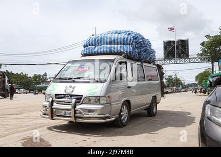 Chanthaburi, Tailandia. 21st maggio 2022. Le auto personali e i camion del carico aspettano e passano attraverso il checkpoint di frontiera tailandese-cambogiano. Credit: Pacific Press Media Production Corp./Alamy Live News Foto Stock