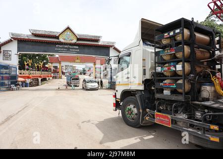 Chanthaburi, Tailandia. 21st maggio 2022. Le auto personali e i camion del carico aspettano e passano attraverso il checkpoint di frontiera tailandese-cambogiano. Credit: Pacific Press Media Production Corp./Alamy Live News Foto Stock