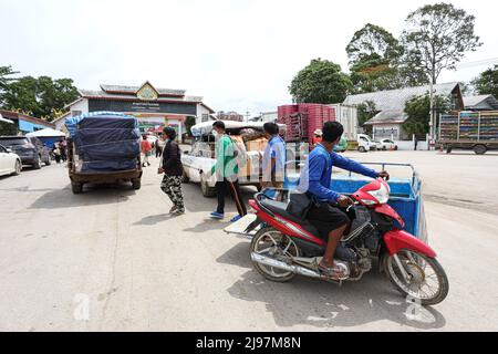 Chanthaburi, Tailandia. 21st maggio 2022. Le auto personali e i camion del carico aspettano e passano attraverso il checkpoint di frontiera tailandese-cambogiano. Credit: Pacific Press Media Production Corp./Alamy Live News Foto Stock