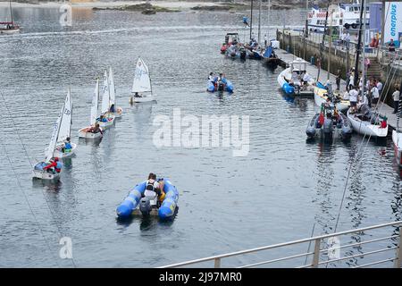 Sansenxo. Spagna. 20220521, re Juan Carlos di Spagna in barca di Bribon Yatch saluta i bambini in barche a vela durante la terza serie della Coppa spagnola 6 metri giorno 2 a Sanxenxo Royal Yacht Club il 21 maggio 2022 a Sansenxo, Spagna credito: MPG / Alamy Live News Foto Stock