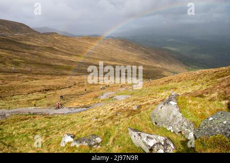 Coppa del mondo UCI Mountain Bike, Fort William, Scozia, Regno Unito. 21st maggio 2022. Una mattinata di allenamento estremamente blustery con sole e docce pesanti per concorrenti e spettatori, mentre la UCI Mountain Bike World Cup torna a Fort William dopo un'assenza di due anni. Credit: Kay Roxby/Alamy Live News Foto Stock