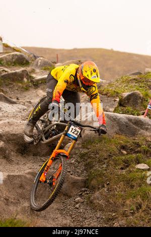 Coppa del mondo UCI Mountain Bike, Fort William, Scozia, Regno Unito. 21st maggio 2022. Una mattinata di allenamento estremamente blustery con sole e docce pesanti per concorrenti e spettatori, mentre la UCI Mountain Bike World Cup torna a Fort William dopo un'assenza di due anni. Nella foto: Wyn Masters Credit: Kay Roxby/Alamy Live News Foto Stock