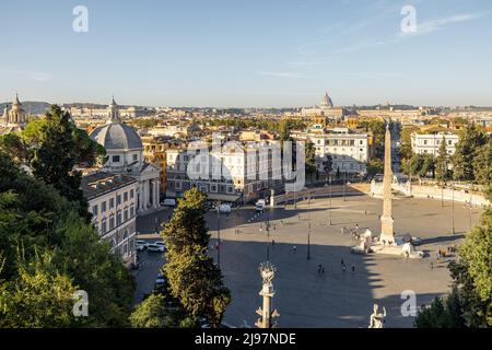 Paesaggio urbano della città di Roma in una mattinata di sole Foto Stock