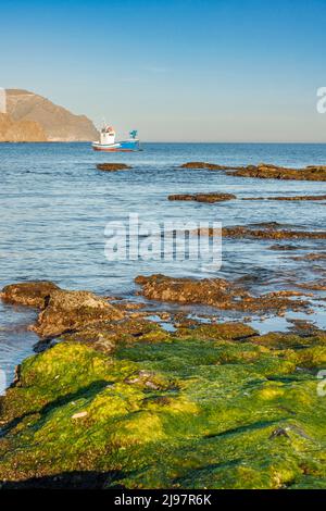 Barca da pesca sulla spiaggia Cala Higuera, la Isleta del Moro, parco naturale Cabo de Gata, provincia di Almeria, Andalusia, Spagna Foto Stock