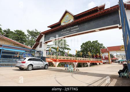 Chanthaburi, Tailandia. 21st maggio 2022. Le auto personali e i camion del carico aspettano e passano attraverso il checkpoint di frontiera tailandese-cambogiano. (Credit Image: © Adirach Toumlamoon/Pacific Press via ZUMA Press Wire) Credit: ZUMA Press, Inc./Alamy Live News Foto Stock