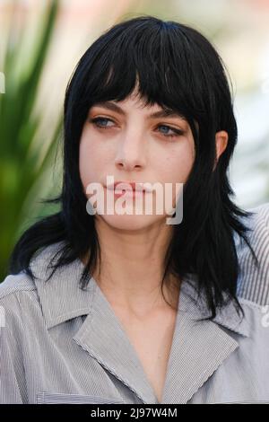 Cannes, Francia. 21st maggio 2022. Cannes, Francia, sabato, maggio. 21, 2022 - Devon Ross è visto alla Fotografia Irma Vep durante il Festival del Cinema di Cannes 75th al Palais des Festivals et des Congrès de Cannes . Foto di Credit: Julie Edwards/Alamy Live News Foto Stock