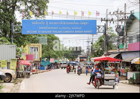 21 maggio 2022, Chanthaburi, Thailandia: Ban Laem controllo di frontiera permanente ha aperto per l'ingresso e l'uscita tra Thailandia e Cambogia per la terza settimana, a seguito di un ordine del governatore di Chanthaburi di riaprire il checkpoint il 1 maggio 2022, in conformità con le misure di allentamento contro COVID-19. Coloro che viaggiano oltre i confini devono avere un test ATK per COVID-19. Su entrambi i lati del checkpoint e per coloro che entreranno in Thailandia deve registrare il Thailand Pass, con pochi viaggiatori che entrano ed escono a piedi attraverso il checkpoint. Ma il trasporto internazionale e l'entrata e l'uscita dei veicoli a. Foto Stock