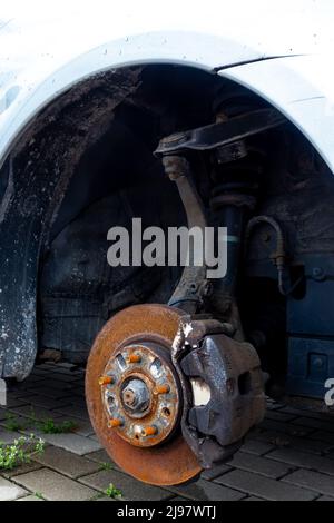 Close-up del vecchio abbandonato abbandonato rusty rotto cestino auto disco  freno dettaglio senza pneumatico di gomma all'esterno in campo Foto stock -  Alamy