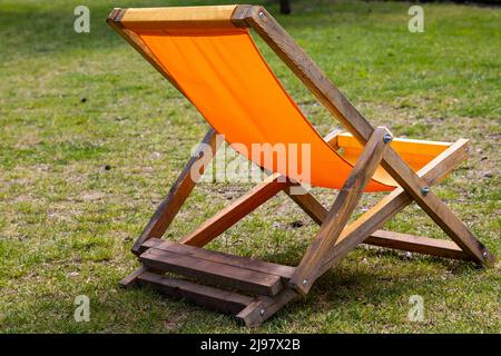 Sedie da giardino pieghevoli e colorate sul sito relax. Foto scattata in una giornata di sole. Oggetti in una posizione ombreggiata Foto Stock