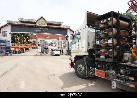 Chanthaburi, Tailandia. 21st maggio 2022. Le auto personali e i camion del carico aspettano e passano attraverso il checkpoint di frontiera tailandese-cambogiano. (Credit Image: © Adirach Toumlamoon/Pacific Press via ZUMA Press Wire) Credit: ZUMA Press, Inc./Alamy Live News Foto Stock