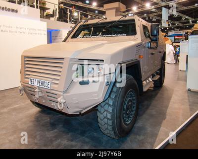 Veicolo di prova AMPV (Armored Multi-Purpose Vehicle) a IDEX 2011 Foto Stock