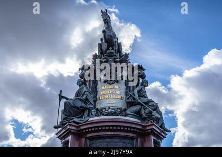 Nicholas i monumento contro il cielo nuvoloso su Piazza Sant'Isacco, San Pietroburgo. Foto Stock