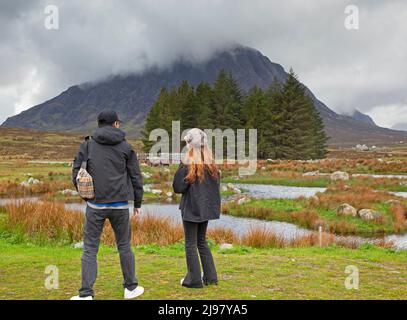 Glencoe, Lochaber, Scozia, Regno Unito. 21st maggio 2022. Pioggia e incantesimi di sole al Kings House hotel per i turisti che si prendono una passeggiata intorno al Kings House Hotel terreni con Buachaille Etive Mor in background. Temperatura intorno a 12 gradi centigradi. Credit: Arch White/Alamy Live News. Foto Stock