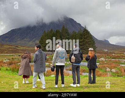 Glencoe, Lochaber, Scozia, Regno Unito. 21st maggio 2022. Pioggia e incantesimi di sole al Kings House hotel per i turisti che si prendono una passeggiata intorno al Kings House Hotel terreni con Buachaille Etive Mor in background. Temperatura intorno a 12 gradi centigradi. Credit: Arch White/Alamy Live News. Foto Stock