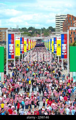 Wembley Stadium, Londra, Regno Unito. 21st maggio 2022. La finale di Play-off della promozione fa League 1, Sunderland contro Wycombe Wanderers; i fan in arrivo su Olympic Way Credit: Action Plus Sports/Alamy Live News Foto Stock