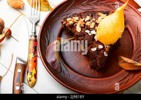Torta fatta in casa con pera e mandorle. Pezzo di torta di pera Foto Stock