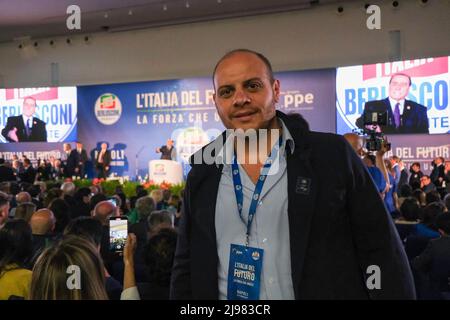 Napoli, Campania, ITALIA. 21st maggio 2022. 20/05/2022 Napoli, alla Mostra DÃOltremare questa mattina la conferenza forza Italia ''l'Italia del futuro, la forza che unisce'' ha dato origine a molte personalità nazionali ed europee presenti e domani ci sarà la presenza del leader Silvio Berlusconi.nella foto: Sostenitori (Credit Image: © Fabio Sasso/ZUMA Press Wire) Foto Stock