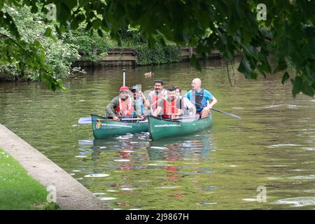 Windsor, Berkshire, Regno Unito. 21st maggio 2022. Alcuni uomini hanno un giro in kayak avventure sul Tamigi in un caldo pomeriggio a Windsor. Credit: Maureen McLean/Alamy Live News Foto Stock