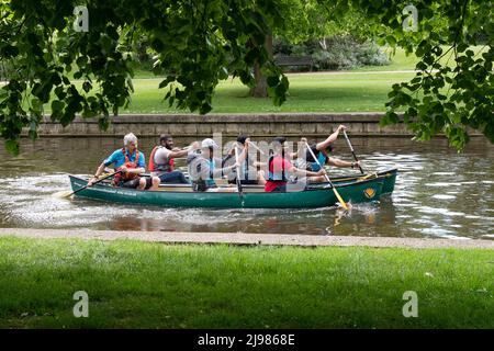 Windsor, Berkshire, Regno Unito. 21st maggio 2022. Alcuni uomini hanno un giro in kayak avventure sul Tamigi in un caldo pomeriggio a Windsor. Credit: Maureen McLean/Alamy Live News Foto Stock