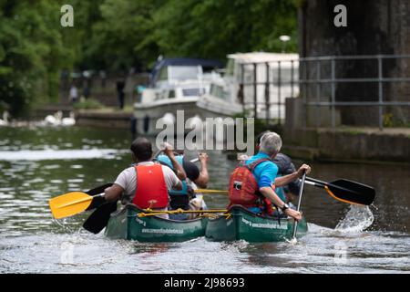 Windsor, Berkshire, Regno Unito. 21st maggio 2022. Alcuni uomini hanno un giro in kayak avventure sul Tamigi in un caldo pomeriggio a Windsor. Credit: Maureen McLean/Alamy Live News Foto Stock