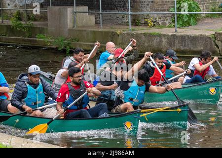 Windsor, Berkshire, Regno Unito. 21st maggio 2022. Alcuni uomini hanno un giro in kayak avventure sul Tamigi in un caldo pomeriggio a Windsor. Credit: Maureen McLean/Alamy Live News Foto Stock