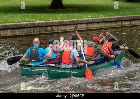 Windsor, Berkshire, Regno Unito. 21st maggio 2022. Alcuni uomini hanno un giro in kayak avventure sul Tamigi in un caldo pomeriggio a Windsor. Credit: Maureen McLean/Alamy Live News Foto Stock