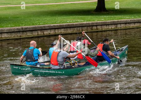 Windsor, Berkshire, Regno Unito. 21st maggio 2022. Alcuni uomini hanno un giro in kayak avventure sul Tamigi in un caldo pomeriggio a Windsor. Credit: Maureen McLean/Alamy Live News Foto Stock