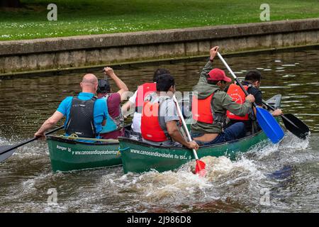 Windsor, Berkshire, Regno Unito. 21st maggio 2022. Alcuni uomini hanno un giro in kayak avventure sul Tamigi in un caldo pomeriggio a Windsor. Credit: Maureen McLean/Alamy Live News Foto Stock