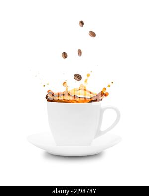 Il caffè fuoriesce da una tazza e da un piattino su sfondo bianco con chicchi di caffè. Foto Stock