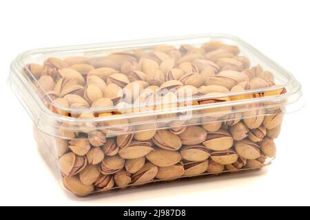Pistacchio impaccato nocciole isolato su sfondo bianco. Dadi organici. Primo piano Foto Stock