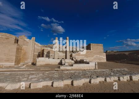 Antiche rovine e colonne vicino al complesso funerario e piramide a gradini di Djoser a Saqqara, Egitto Foto Stock