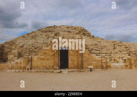 Antiche rovine e colonne vicino al complesso funerario e piramide a gradini di Djoser a Saqqara, Egitto Foto Stock