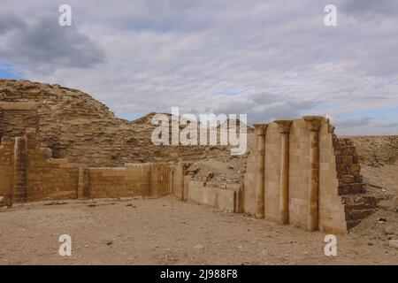 Antiche rovine e colonne vicino al complesso funerario e piramide a gradini di Djoser a Saqqara, Egitto Foto Stock