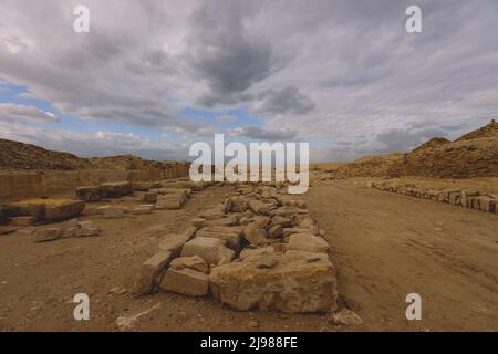 Antiche rovine e colonne vicino al complesso funerario e piramide a gradini di Djoser a Saqqara, Egitto Foto Stock