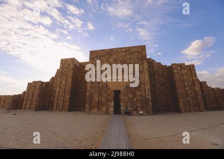 Antiche rovine e colonne vicino al complesso funerario e piramide a gradini di Djoser a Saqqara, Egitto Foto Stock