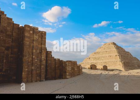 Antiche rovine e colonne vicino al complesso funerario e piramide a gradini di Djoser a Saqqara, Egitto Foto Stock