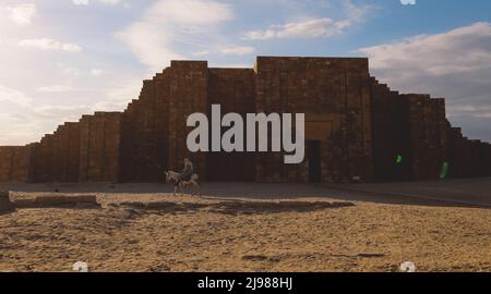 Antiche rovine e colonne vicino al complesso funerario e piramide a gradini di Djoser a Saqqara, Egitto Foto Stock