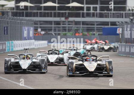 Berlino, Germania, 14th maggio 2022. 2022 Shell Recharge Berlin e-Prix, Round 7 del Campionato del mondo di Formula e ABB FIA 2021-22, circuito aeroportuale Tempelhof a Berlino, Germania Foto: #25 Jean-Eric VERGNE (fra) di DS Techeetach e #5 Stoffel VANDOORNE (bel) del Team Mercedes-EQ Formula e durante la gara © Piotr Zajac/Alamy Live News Foto Stock