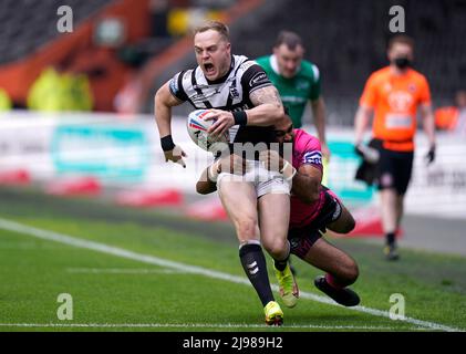 Adam Swift di Hull FC e Bevan French (a destra) di Wigan Warriors combattono per la palla durante la partita della Betfred Super League al MKM Stadium di Kingston upon Hull. Data foto: Sabato 21 maggio 2022. Foto Stock